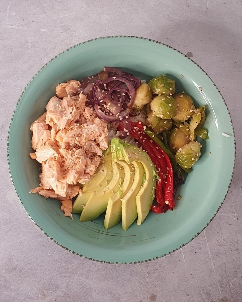 Poke bowl di salmone e verdure