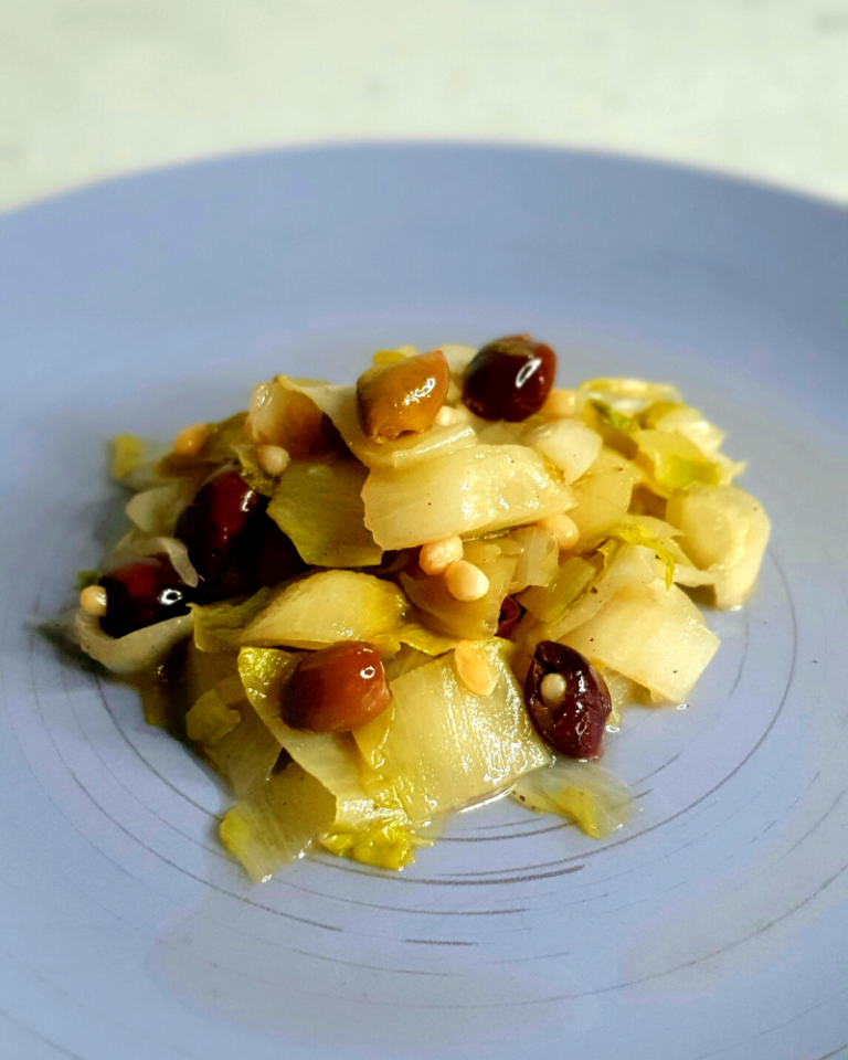 indivia belga con pinoli e olive