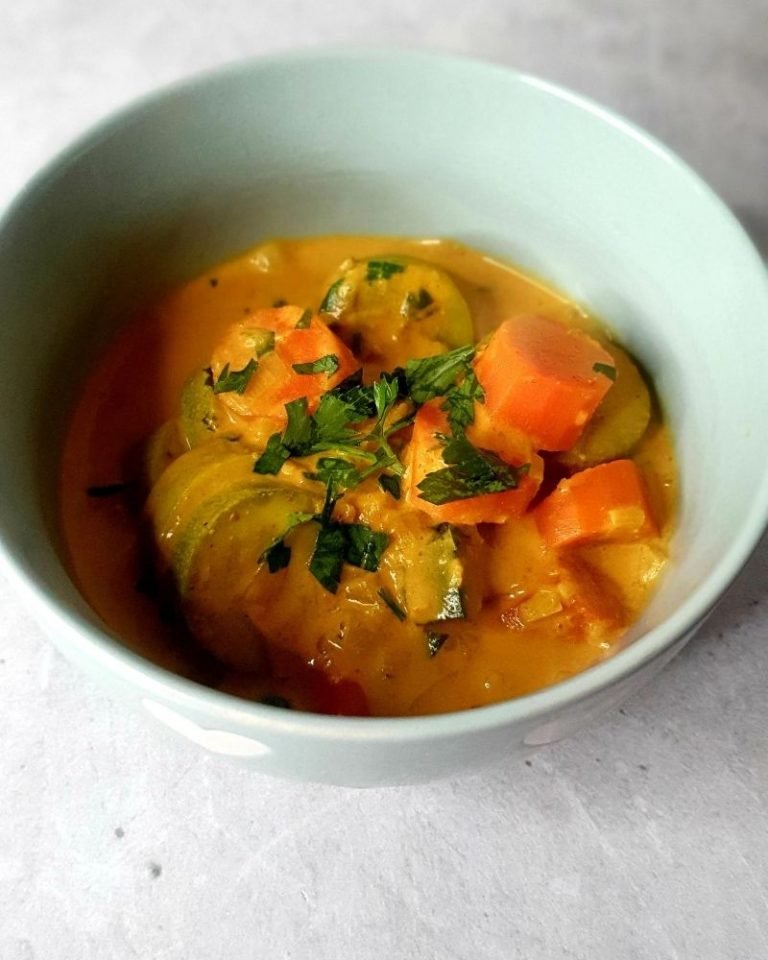 Zuppa thai di verdure e latte di cocco