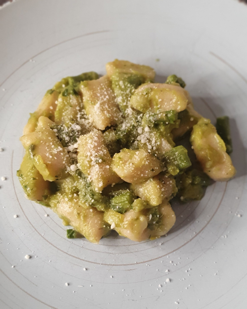 Gnocchi con sugo di asparagi e porri
