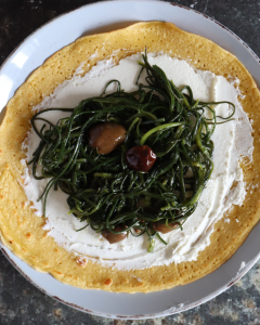 crepes di ceci senza glutine con agretti e robiola